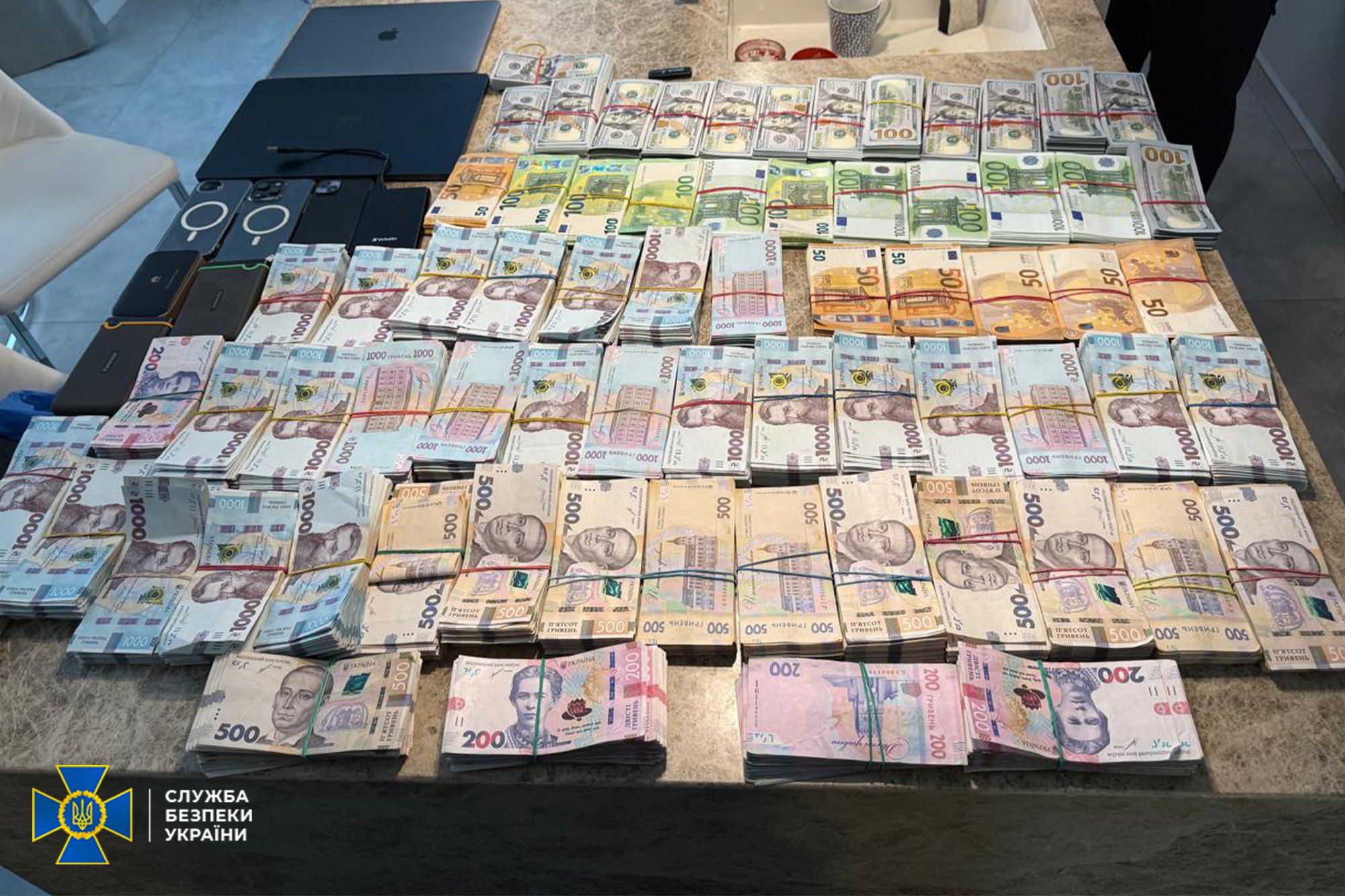 Знайдені під час обшуків гроші