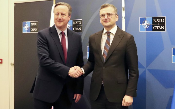 Кулеба обговорив з міністром закордонних справ Британії постачання зброї Україні