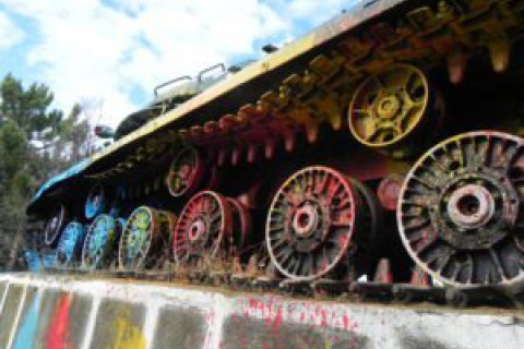 В Молдове неизвестные вылили 8 кг краски на постамент с советским танком ИС-3