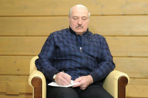 Лукашенко пригрозил Западу жесткой реакцией на санкции, но пообещал "не бомбить и не молотить все подряд"