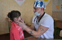 Задоволення і втома: семеро лікарів-добровольців ПДМШ за чотири дні оглянули майже півтисячі попаснянських дітей