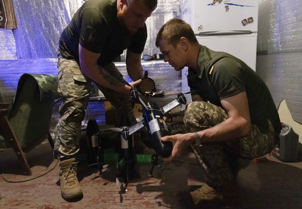 Військовослужбовці 116 механізованої бригади готують безпілотник українського виробництва <i>P1-Sun</i> для перехоплення шахедів та інших ударних або розвідувальних дронів на півночі Харківської області, 20 травня 2026 року