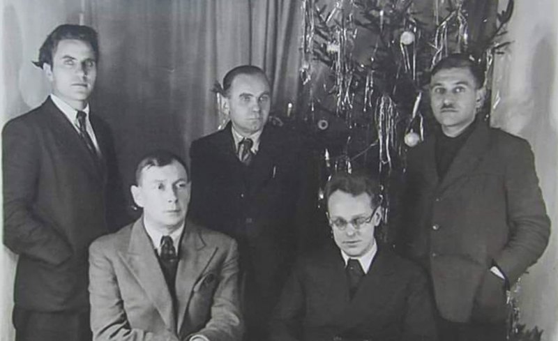 Письменники МУР, 1947: (попереду зліва направо) Євген Маланюк, Юрій Шевельов; (позаду зліва направо) Василь Барка, Улас Самчук, Ігор Костецький.