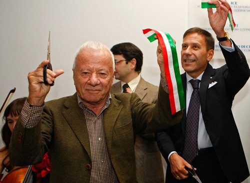 Легендарний засновник трансавангарду Акілле Боніто Оліва разом з Послом Італії в Україні відкриває спільну українсько-італійську
виставку «Колекція сучасного мистецтва», 2013 р.