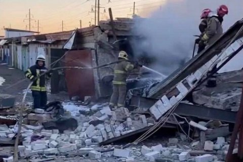В Киеве в гаражном кооперативе произошел пожар и взрыв, пострадал мужчина