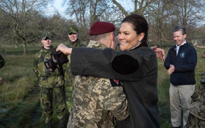Шведська кронпринцеса Вікторія відвідала українських військовослужбовців, які навчаються у Британії 