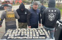 На Закарпатті викрили прикордонника, який переправляв до Румунії сигарети та ухилянтів 