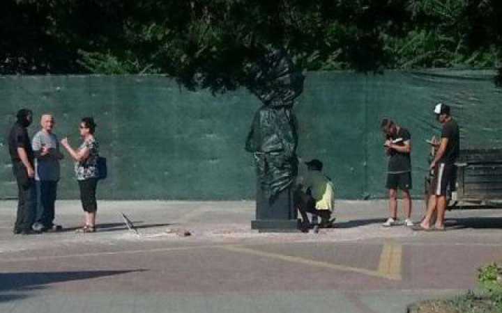 У центрі Мелітополя росіяни встановлюють пам'ятник Кірову 