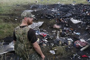 Эксперты нашли вещи и паспорта погибших в авиакатастрофе "Боинга" на Донбассе