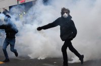 Во время митингов во Франции арестовали 95 человек, многие демонстранты получили серьезные ранения