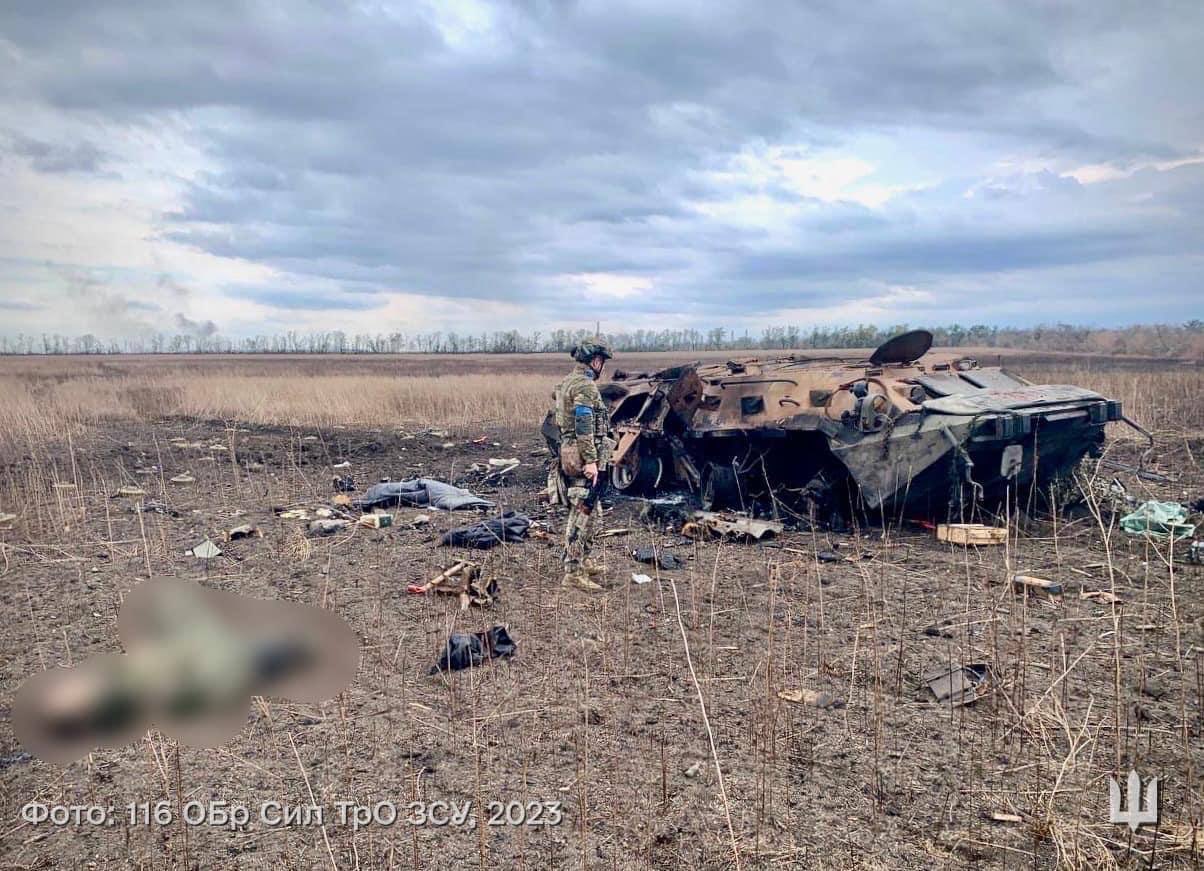 Український військовий розглядає знищену російську техніку під Авдіївкою