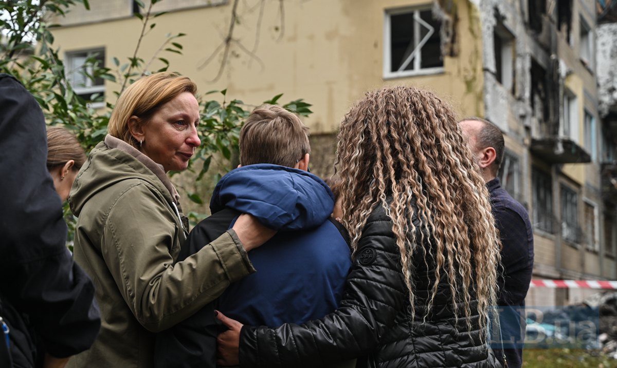 Мешканці Солом'янського району біля будинку, який атакувала РФ і де загинула 12-літня дівчинка, 28 вересня 2025