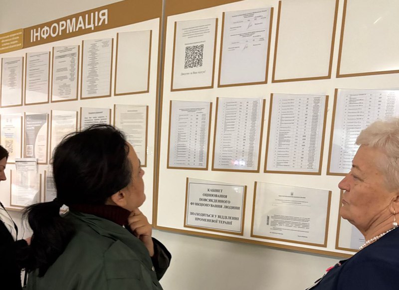 Наталія Гусак під час візиту до Волинського центру онкології.