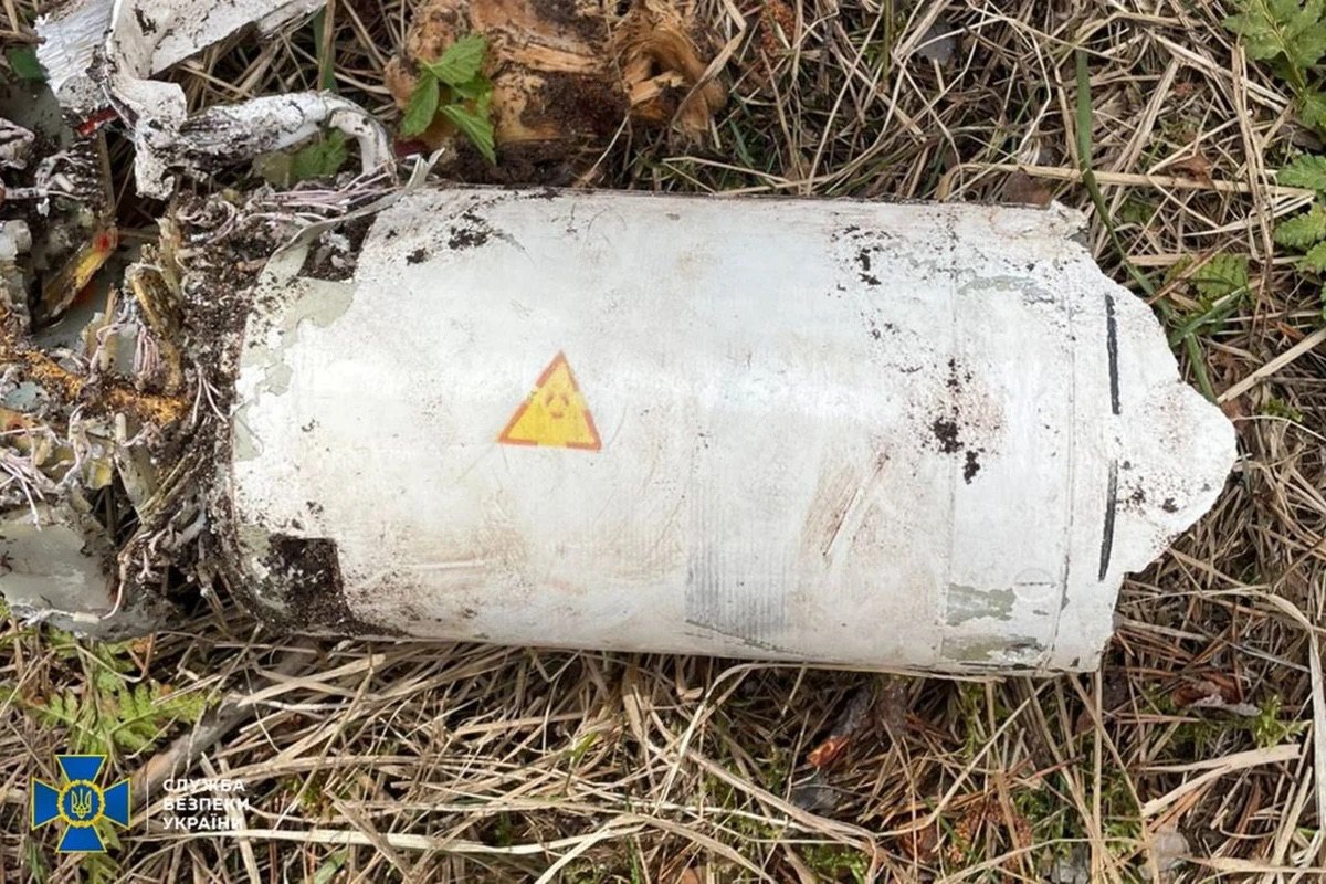 Фрагменти ракети Р-60 класу повітря — повітря, які знайшли поблизу селища Камка.