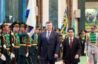 Янукович в Туркменистане открыл мост и цементный завод 