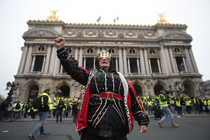 "Желтые жилеты" вышли на очередную акцию в Париже, 37 задержанных 1