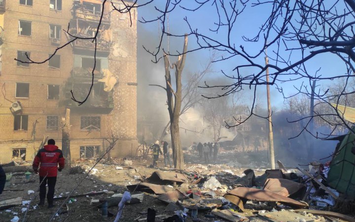 Киев: российские войска обстреляли парковку ТЦ в Подольском районе, есть жертвы