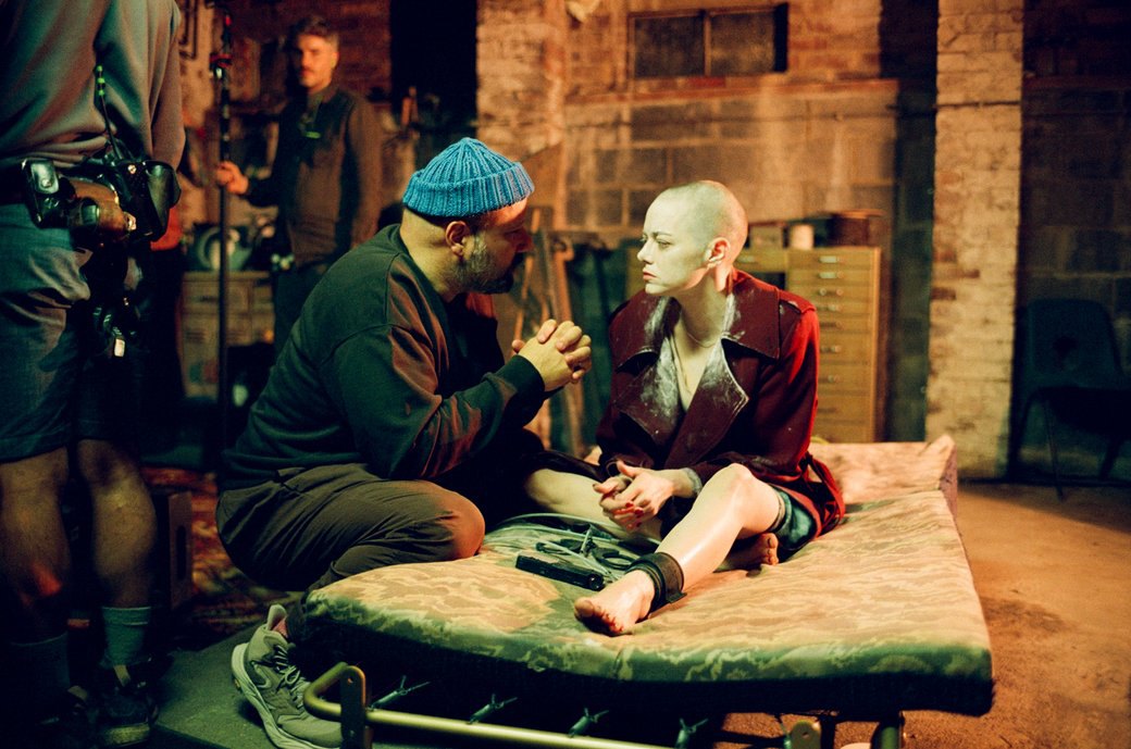 Режисер Йоргос Лантімос й Емма Стоун під час зйомок фільму «Бугонія»