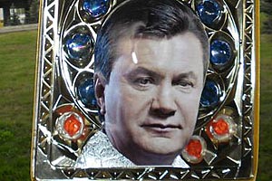 В Луганске проведут крестный ход с "иконой Януковича"