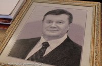 Тернопольские школьники вышили портрет Януковича