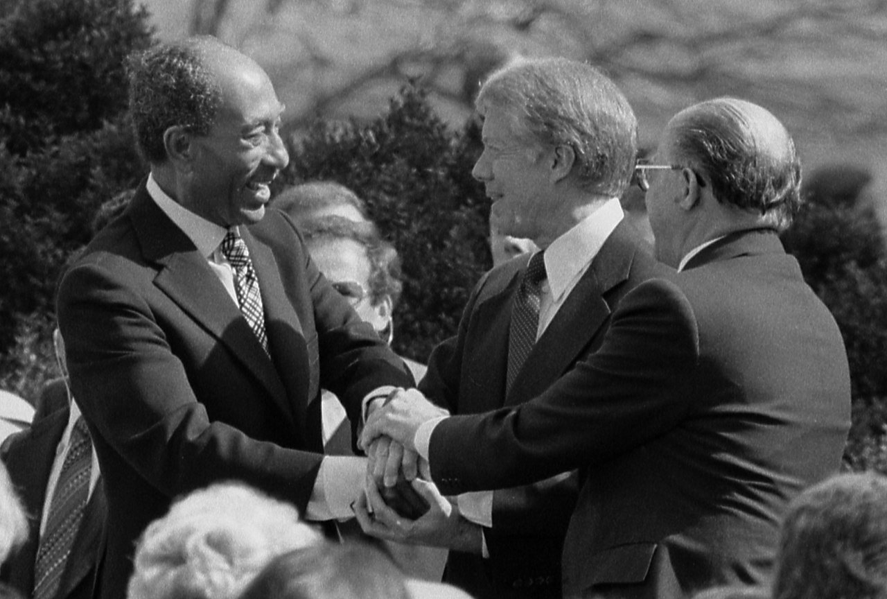 Президент США Джиммі Картер тисне руку президентові Єгипту Анвару Садату і прем’єр-міністрові Ізраїлю Менахему Бегіну під час підписання єгипетсько-ізраїльського мирного договору 