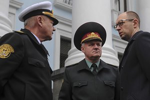 Яценюк: "крымский вопрос" перешел из политической в военную стадию