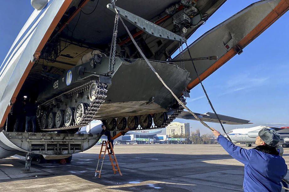 Російські ‘миротворці’ по завершенні місії вантажать техніку в літак в аеропорту Алмати, Казахстан, 15 січня
2022 року.