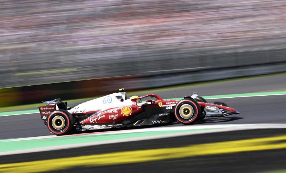 Льюїс Гемілтон за кермом