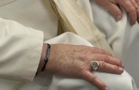 Папі Франциску подарували браслет з Азовсталі