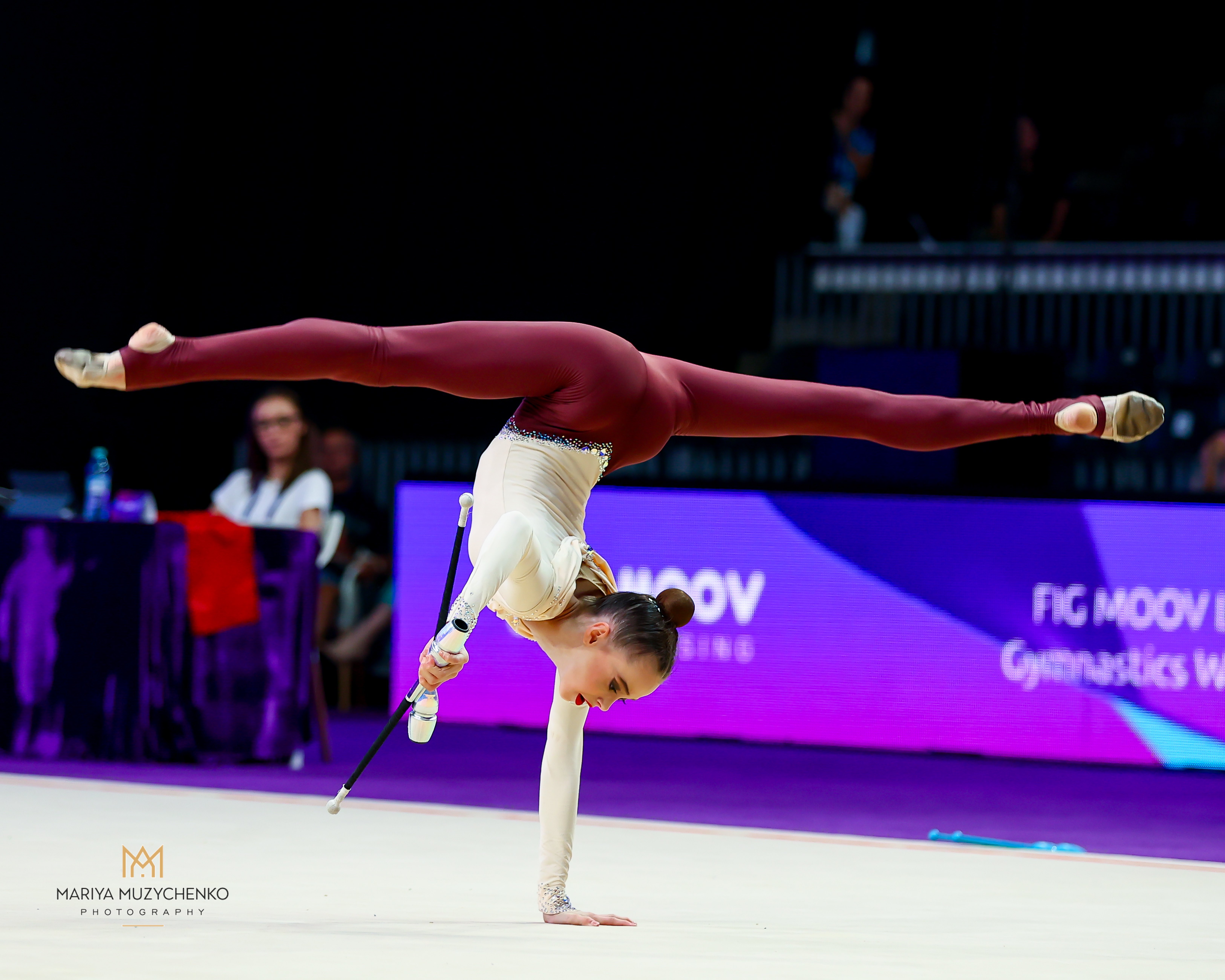 Українська гімнастка Таїсія Онофрійчук під час виступу на килимі