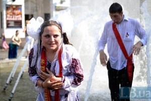 Киевские выпускники искупались в фонтанах