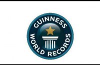 Британський гімнаст встановив світовий рекорд з виконання сальто на перекладині, пролетівши 6 метрів