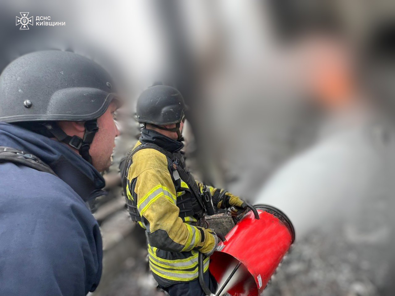 Ліквідація пожежі, що спричинена ворожою ракетною атакою на Київщині