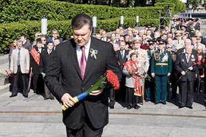 Янукович со свитой возложили венки к Могиле неизвестного солдата