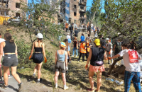 Двір і будинок на Сирці, в який прилетіла російська ракета. Як волонтери безперервно допомагають рятувальникам і місцевим