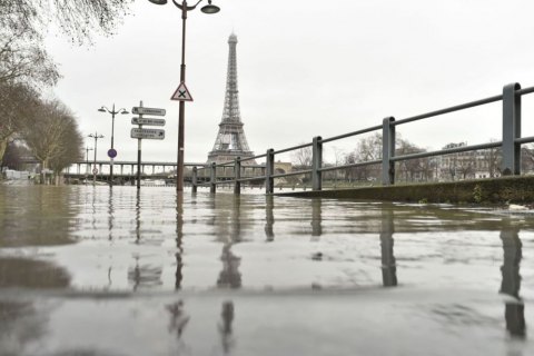 Париж потерпає від повені, евакуювали близько 1000 жителів