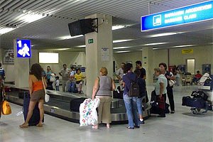 Українські школярі в аеропорту Польщі спали на підлозі