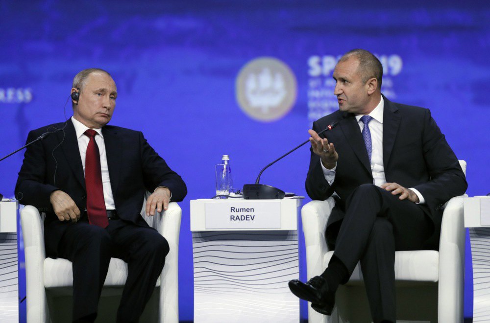 Президент Болгарії Румен Радєв та президент РФ Володимир Путін під час Економічного форуму у Санкт-Петербурзі,
7 червня 2019 року.