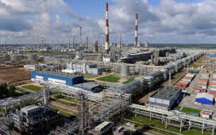 Reuters: Кіришський НПЗ у Росії призупинив роботу ключового блоку після атаки українських дронів