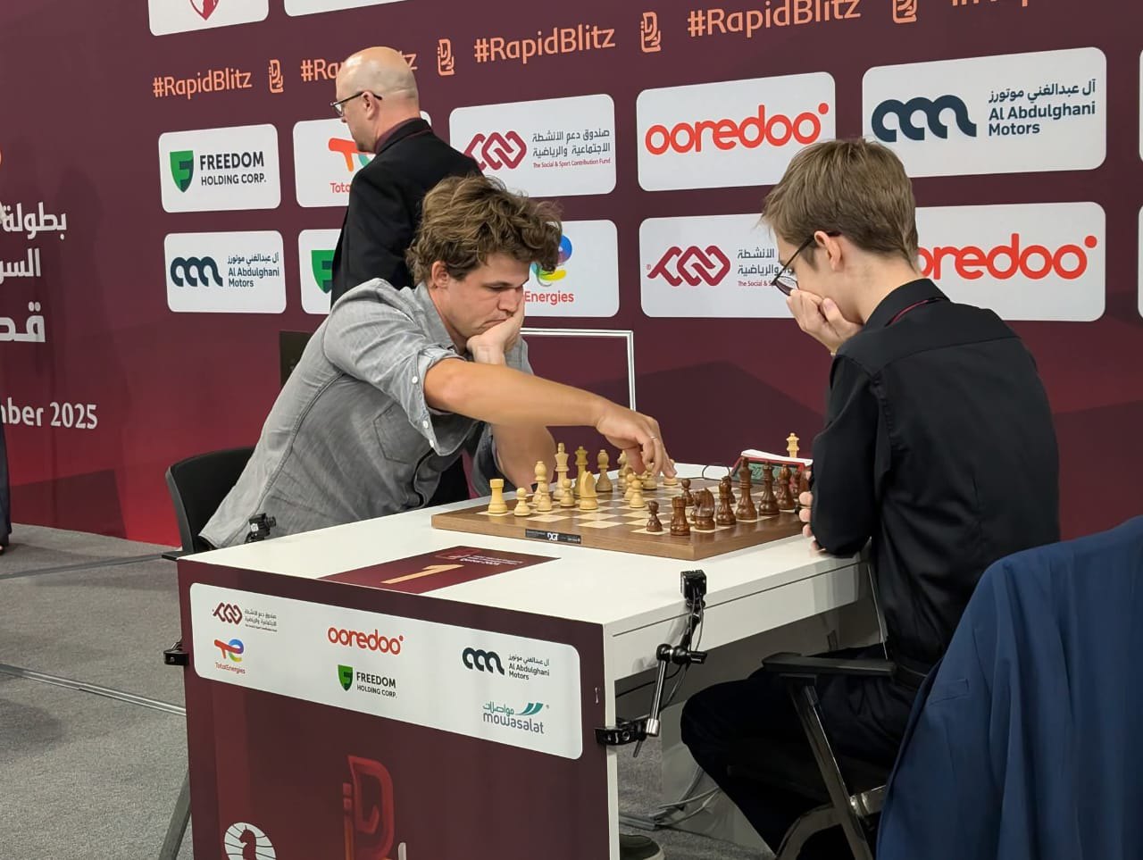 Ігор Самуненков (праворуч) грає проти норвежця Магнуса Карлсена