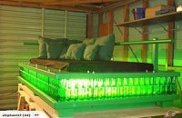 Новозеландец продал на аукционе кровать из пивных бутылок