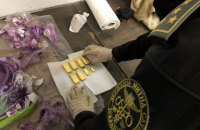 Львовские таможенники обнаружили 8 золотых слитков в банке с краской
