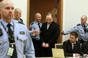 Брейвік нарікає, що його висміюють у суді