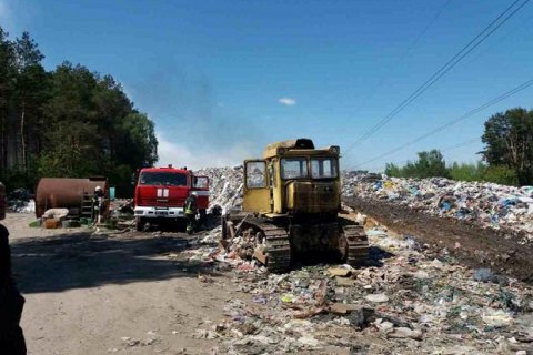 У селі Нові Петрівці під Києвом горить сміттєзвалище