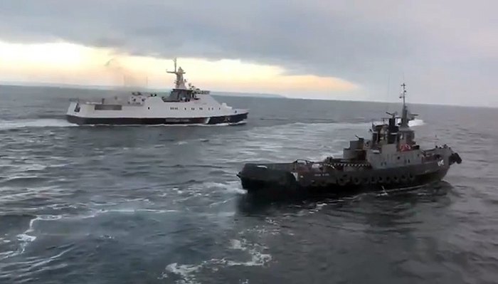 Стоп-кадр из видео тарана украинского буксира кораблем РФ