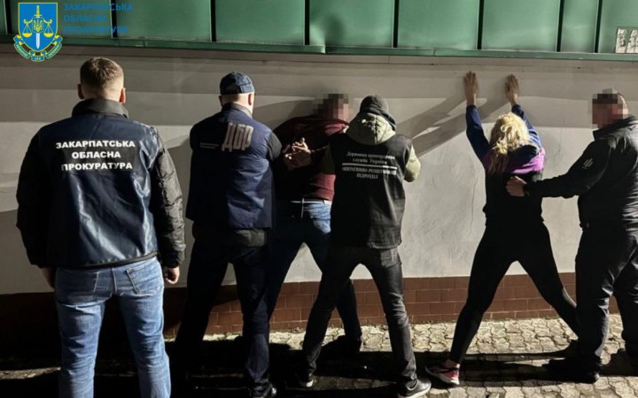 Судитимуть інспекторів Закарпатської митниці, які за $8 000 планували переправити чоловіка за кордон