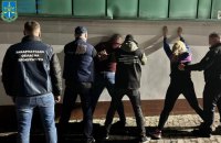 Судитимуть інспекторів Закарпатської митниці, які за $8 000 планували переправити чоловіка за кордон