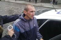 Чоловіка, який розбив пам'ятні плити на Майдані, заарештували на два місяці