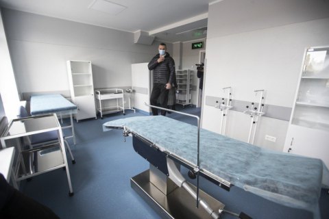 Кличко відвідав щойно відремонтовану лікарню для хворих на коронавірус