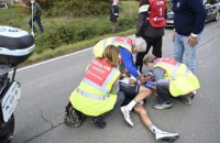 Во время "Тура Фландрии" велогонщик врезался в мотоцикл сопровождения